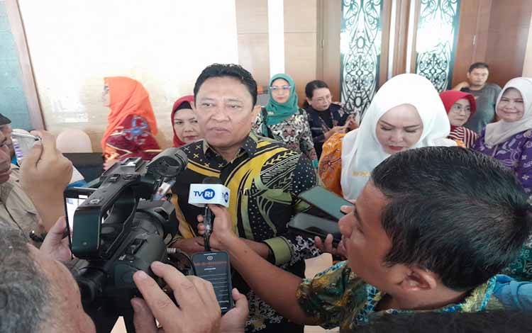 Wagub Kalteng, Edy Pratowo saat diwawancarai awak media (Foto:MARINI)