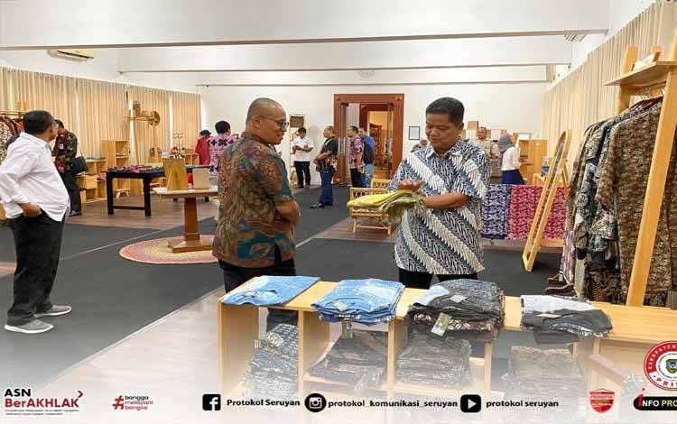 Pj Bupati Seruyan Djainuddin Noor di damping Pj Sekda Seruyan Bahrun Abbas saat melihat salah satu motif batik khas Jogjakarta (FOTO : PROKOM SERUYAN)