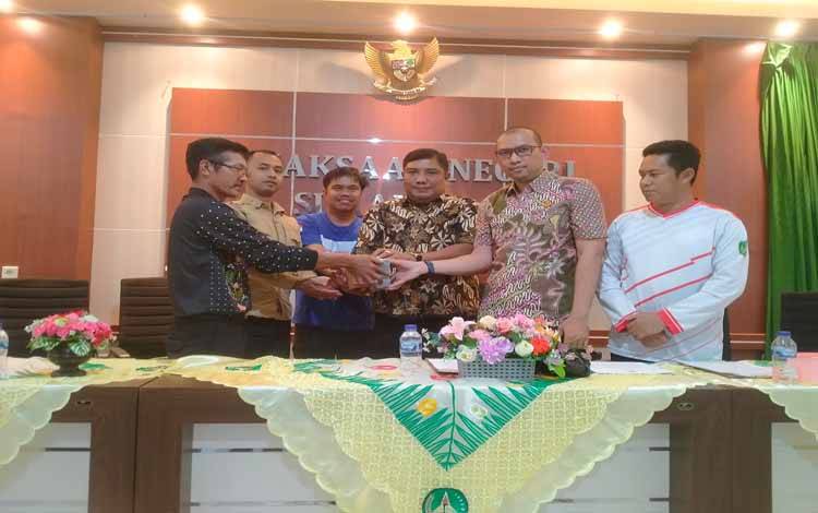 Kejari Sukamara Terima Pengembalian Uang Dana Desa Rp 150 Juta atas Penyelewengan 3 Proyek di Desa Petarikan