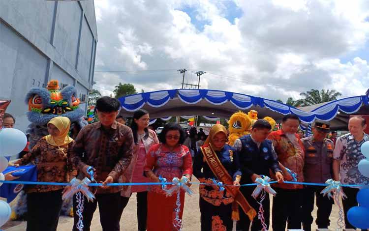 Peresmian Pahan School dihadiri Bunda PAUD Kotawaringin Timur Khairiah Halikinnor, Ketua DPRD Rinie, dan Kepala Dinas Pendidikan Muhammad Irfansyah, Sabtu, 27 April 2024. (FOTO: DEWIP)