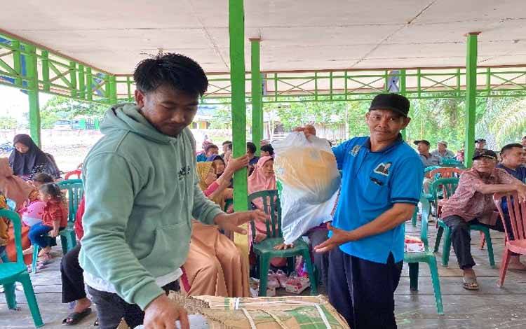 Ratusan Pekebun Swadaya Binaan PT SSMS Tbk dan Ecogreen Oleochemicals yang mengikuti sertifikasi RSPO melalui BUMDes Berkah Mulya Jaya (BMJ) mendapatkan pelatihan Best Management Practice (BMP) dari Tim ICS RSPO BMJ, pada Kamis, 24 April 2024.(FOTO: Dokumentasi SSMS untuk Borneonews)