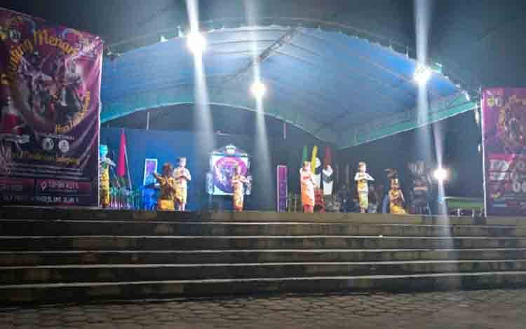 Potret salah satu penampilan di Danting Menari 2024 yang dilaksanakan di Taman Kota Kuala Kurun, Sabtu, 27 April 2024 malam. (FOTO: RISKA YULYANA)