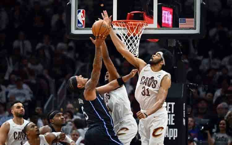 Pemain Orlando Magic Paolo Banchero (tengah) berupaya melepaskan tembakan saat melawan Cleveland Cavaliers di laga keempat babak playoff Wilayah Timur di Rocket Mortgage Fieldhouse Cleveland, Ohio. ANTARA/AFP/JASON MILLER