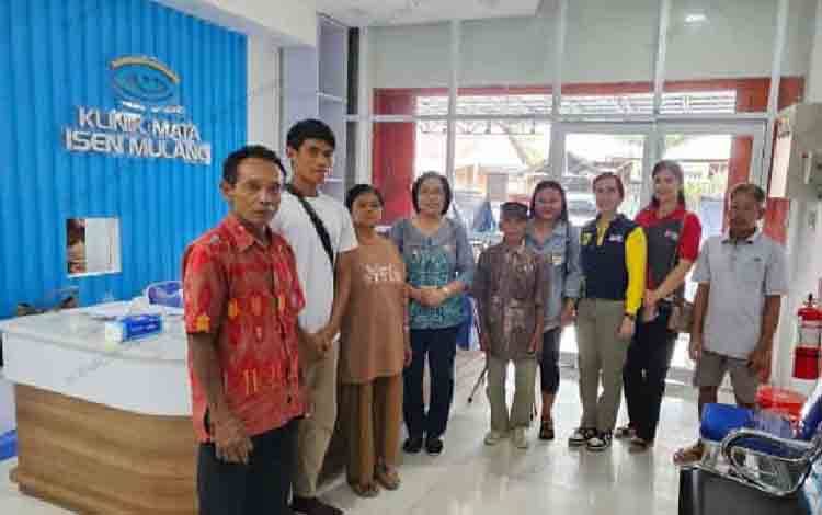 Wakil Bupati Gunung Mas Efrensia L.P Umbing (batik biru) saat mendampingi warga Gunung Mas yang akan melakukan operasi katarak gratis, Sabtu, 27 April 2024. (FOTO: IST)