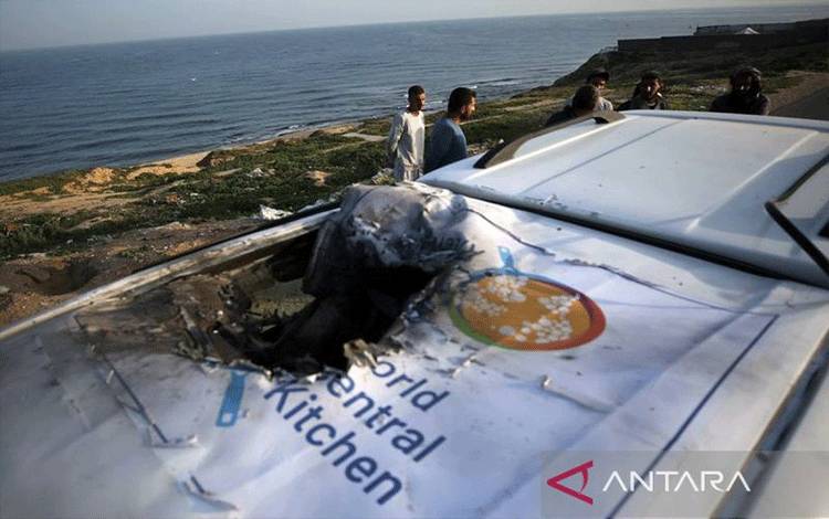 Warga Palestina memperhatikan kendaraan World Central Kitchen (WCK) yang rusak setelah serangan Israel di Kota Deir el-Balah di Jalur Gaza tengah, Selasa (2/4/2024). ANTARA/Xinhua/Yasser Qudih/am.
