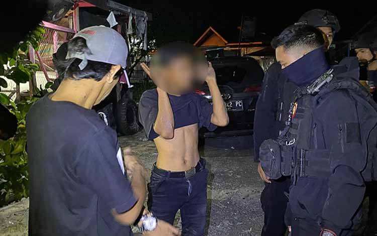 Tim PPRC Ditsamapta Polda Kalteng saat mengamankan pemuda mabuk lem fox ( Foto : Tim PPRC Ditsamapta Polda Kalteng)