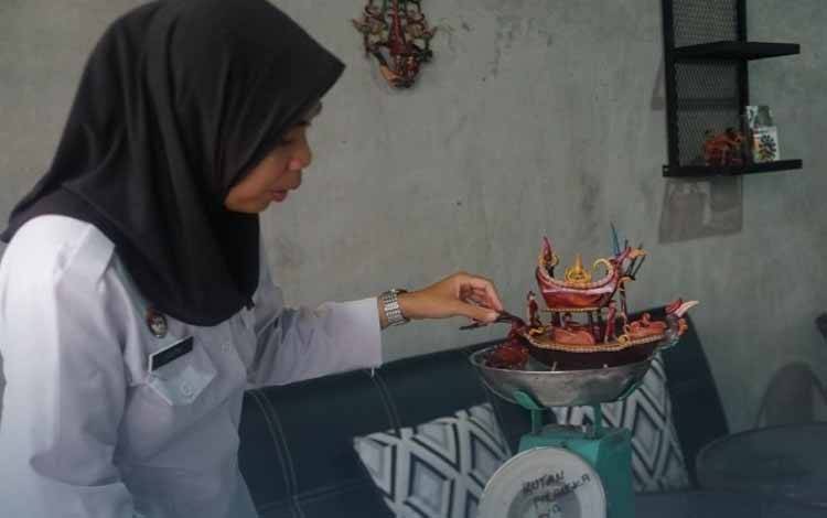 Paling Dicari, Rutan Palangka Raya Kembali Pasarkan Kerajinan Getah Nyatu di Galeri Dekranasda Kota Palangka Raya