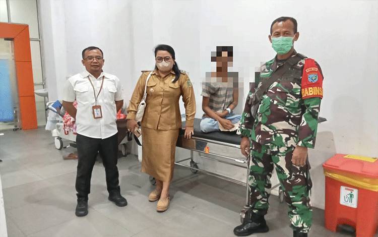 Lurah Langkai Jemput Warga Mengidap Kanker Diantar Berobat RSUD dr Doris Sylvanus