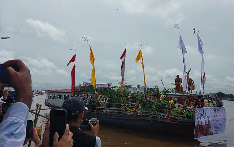 Warga Padati Pelabuhan Danau Mare Saksikan Acara Laluhan Peringati Hari Jadi ke-218 Kapuas