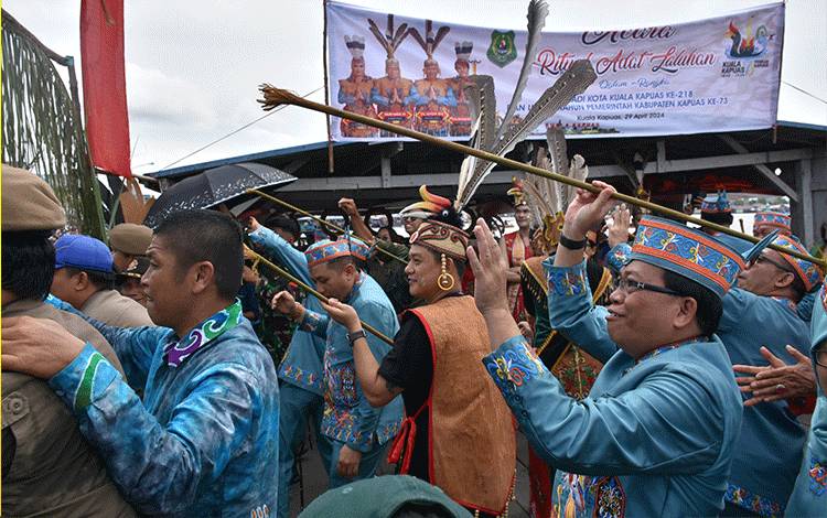 Pertama Kalinya ke Kalteng, Youtuber Bobon Santoso Ikuti Acara Laluhan di Kapuas