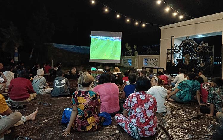Nonton Bareng Semifinal Piala Asia di Kediaman Ketua KNPI Barito Timur Dihadiri Ratusan Warga