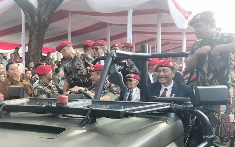 Danjen Kopassus Mayjen TNI Djon Afriandi (kiri), Menteri Koordinator Bidang Kemaritiman dan Investasi Luhut Binsar Panjaitan (tengah), Kepala Staf Angkatan Darat (KSAD) Jenderal TNI Maruli Simanjuntak (kanan) dalam satu mobil yang sama di lapangan Kopassus, Cijantung, Jakarta Timur, Selasa (30/4/2024) (ANTARA/Walda Marison)
