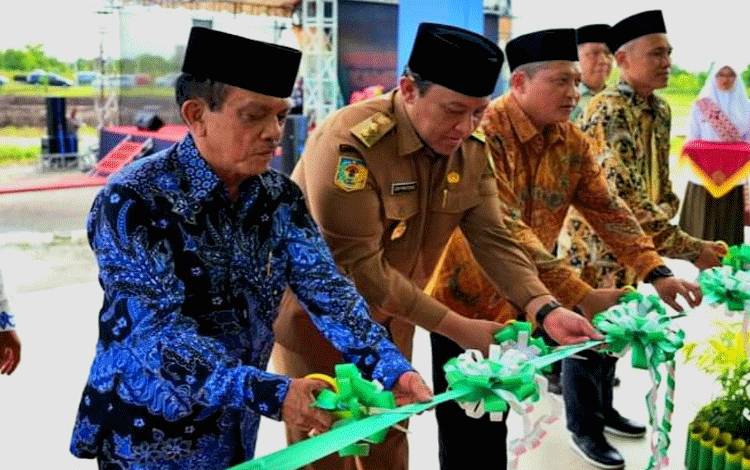 Wakil Ketua I DPRD Kalteng, Abdul Razak (kiri) hadir dan turut meresmikan FK UMPR, Selasa, 30 April 2024. (FOTO: DPRD KALTENG)