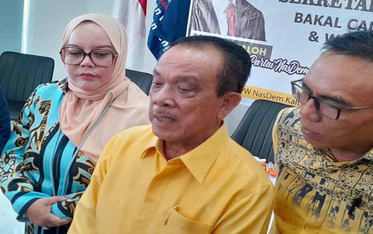Ketua DPW Partai NasDem Kalteng Faridawaty Darland Atjeh dan Ketua Dewan Pertimbangan DPD Partai Golkar Kalteng H Abdul Razak (Foto:MARINI)