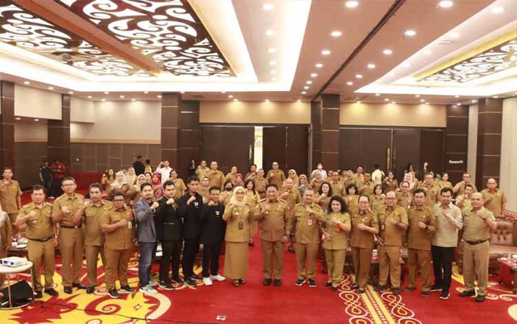 Foto bersama saat Rakorda Perencanaan Pusat dan Daerah di Ballroom Hotel Best Western Palangka Raya, Senin, 29 April 2024. (FOTO:ASEP)