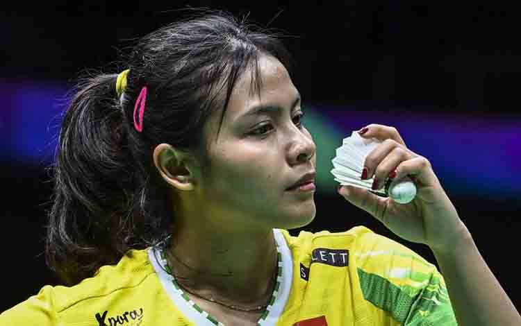 Pebulu tangkis tunggal putri Indonesia Komang Ayu Cahya Dewi servis kok ke arah lawannya pebulu tangkis tunggal putri Uganda Gladys Mbabazi dalam babak kualifikasi grup Piala Uber 2024 di Chengdu Hi Tech Zone Sports Center Gymnasium, Chengdu, China, Senin (29/4/2024). ANTARA FOTO/Galih Pradipta/nym. (ANTARA FOTO/GALIH PRADIPTA)