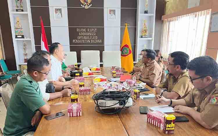 Sub Bidang PKB dan BBNKB bersama perwakilan Paguyuban Dealer Kalimantan Tengah. (FOTO:DESSY)