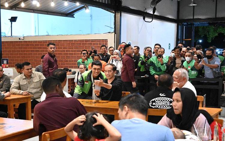 Presiden Jokowi Makan Mie Gacoan Level 0 dan 1 di Mataram NTB
