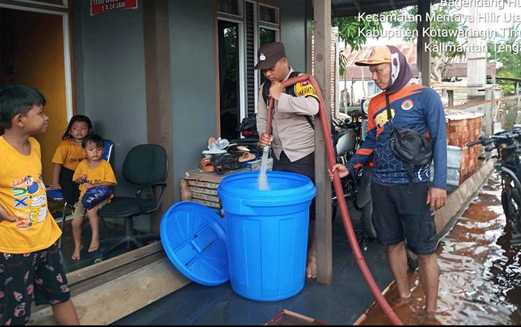 BPBD Kotim Kirimkan Air Bersih untuk Warga Terdampak Banjir di Desa Ramban