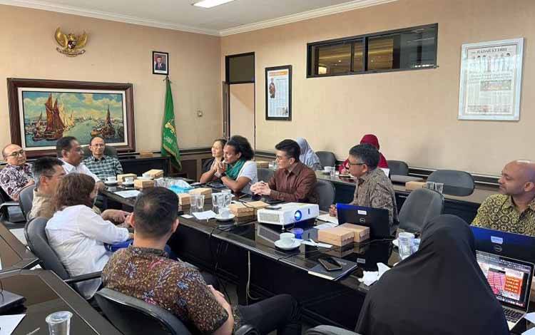 Ketua Umum Kadin Jatim Adik Dwi Putranto (ketiga kiri) saat mengikuti FGD Bank Dunia di Surabaya, beberapa waktu yang lalu. ANTARA/HO-Kadin Jatim
