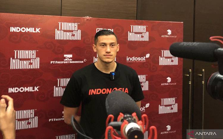 Bek timnas Indonesia Jay Idzes saat ditemui ANTARA di Hotel Fairmont, Jakarta, Selasa (19/3/2024). (ANTARA/Zaro Ezza Syachniar)