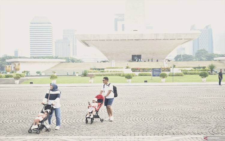 Arsip Foto - Sejumlah warga mengunjungi Monumen Nasional (Monas) di Jakarta Pusat, DKI Jakarta yang masih diselimuti kabut polusi udara, Kamis (7/12/2023) (ANTARA/M Riezko Bima Elko Prasetyo)