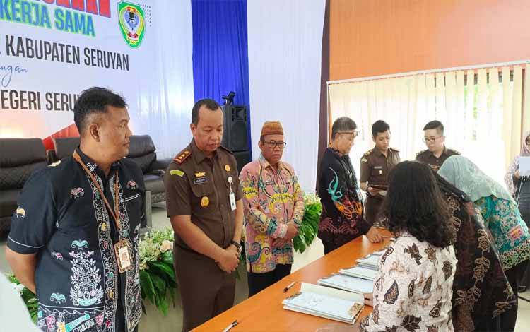 Kepala Kejaksaan Negeri Seruyan Gusti Hamdani, bersama Asisteo?Asisten Pemerintahan dan Kesejahteraan Rakyat, Agus Suharto menyaksikan penandatanganan ?perjanjian kerjasama (FOTO : FAHRUL)