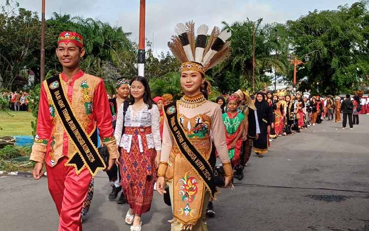 2.000 Guru dan Pelajar Nusantara Menampilkan Defile Peringati Hardiknas di Kotim