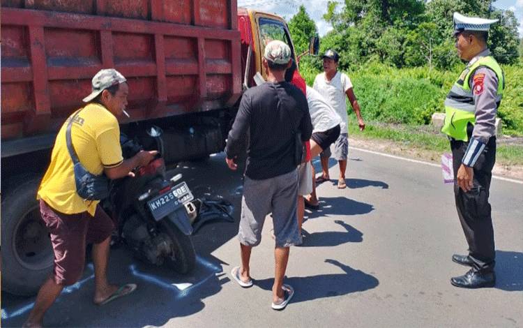 Tabrak Truk, Pengendara Motor Dilarikan ke RSUD dr Murjani Sampit