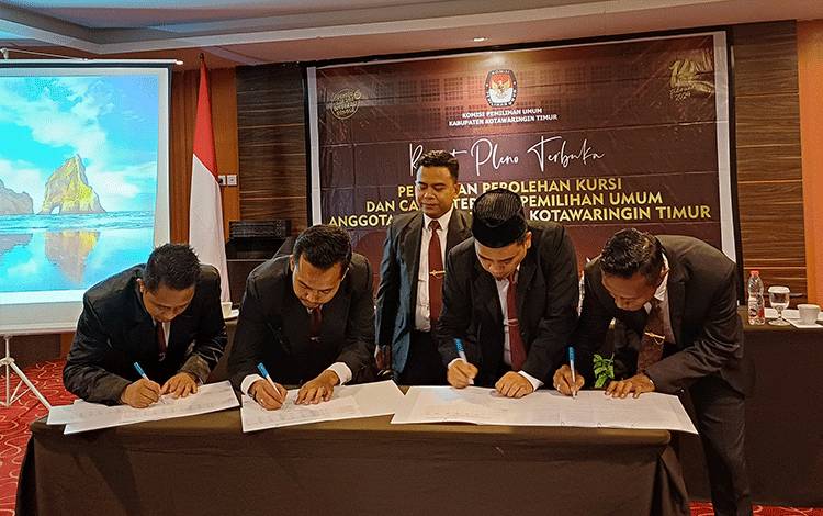 Penandatanganan hasil rapat pleno terbuka KPU Kotawaringin Timur, Kamis, 2 Mei 2024. (FOTO: DEWIP)