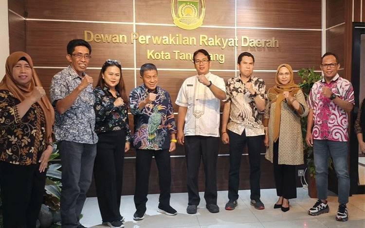Wakil Ketua I Komisi A DPRD Palangka Raya Rusdiansyah dua dari kiri saat berada di kantor DPRD Tangerang (Foto : IST)