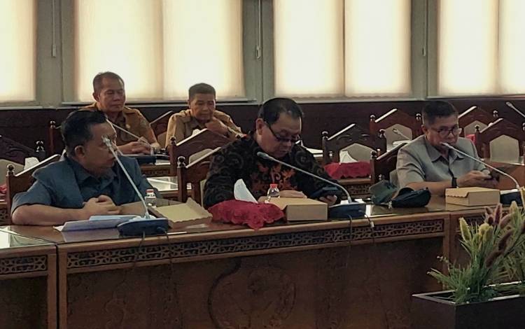 Wakil Ketua Komisi II DPRD Kalteng, Sudarsono (kanan) ketika mengikuti rapat internal DPRD kalteng. (FOTO: DONNY D)