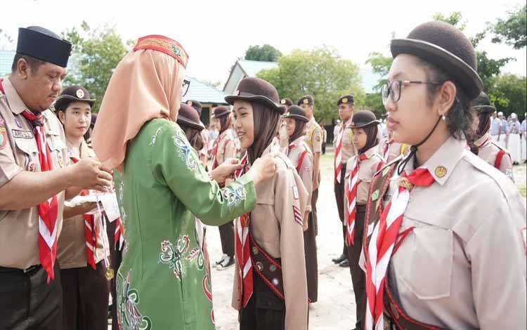 Pj Wali Kota Palangka Raya, Hera Nugrahayu menyematkan pin kepada kwartir Pramuka. (FOTO: HUMAS)