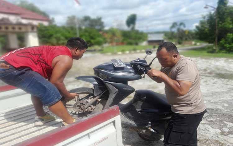 Respon Cepat Polsek Sebangau Bantu Masyarakat Alami Kecelakaan Lalu Lintas