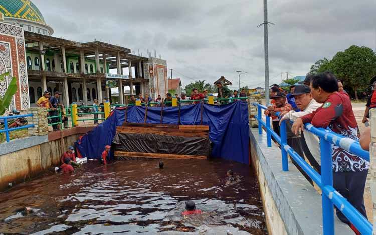 Bupati Kotawaringin Timur Halikinnor memantau pembuatan tabat sementara di Jalan Pramuka, Jumat, 3 Mei 2024. (FOTO: DEWIP)