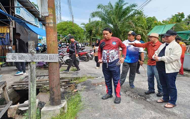 Bupati Kotawaringin Timur Halikinnor saat meninjau drainase di Jalan RA Kartini, Jumat, 3 Mei 2024. (FOTO: DEWIP)