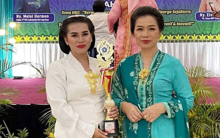Diskominfo SP Murung Raya Juara 1 Lomba Fashion Show Kebaya Kartini