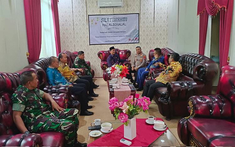 Pj Bupati Seruyan Djainuddin Noor berbincang akrab bersama unsur Forkopimda pada kegiatan Halal Bihalal Pemkab Seruyan (FOTO : FAHRUL)