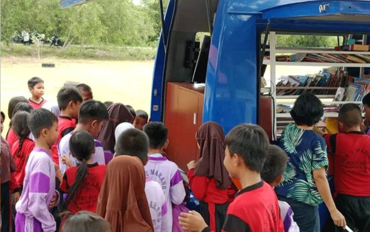Perpustakaan Keliling Dispursip Palangka Raya Hadir di SDN 2 Marang