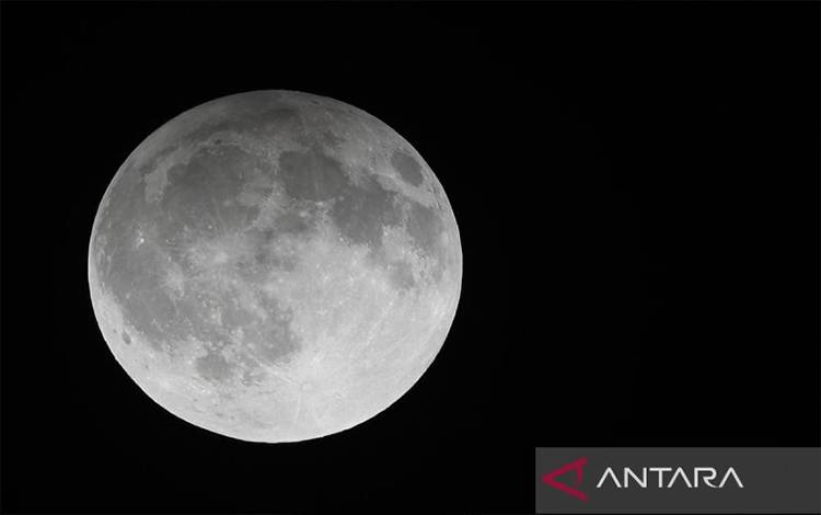 Gerhana bulan penumbra terlihat di Banda Aceh, Aceh, Sabtu (6/5/2023). ANTARA FOTO/Irwansyah Putra/tom/am.