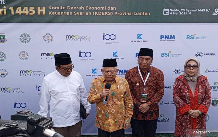 Wapres Ma'ruf Amin memberikan keterangan pers usai menghadiri acara "Silaturahim Idul Fitri 1445 Hijriah Komite Daerah Ekonomi dan Keuangan Syariah (KDEKS) Provinsi Banten" di Pondok Pesantren An-Nawawi Tanara, Kabupaten Serang, Banten, Sabtu (4/5/2024). ANTARA/Benardy Ferdiansyah