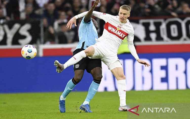 Gelandang VfB Stuttgart Chris Fuehrich (kanan) dan bek Bayer Leverkusen Odilon Kossounou bertarung memperebutkan bola pada pertandingan Liga Jerman yang dimainkan di MHPArena, Stuttgart, Minggu (10/12/2023). ANTARA/AFP/Thomas Kienzle/am.