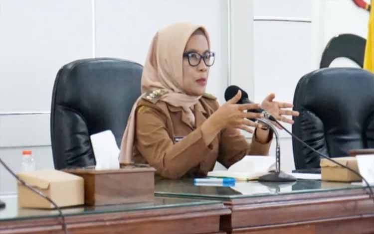 Pj Wali Kota Palangka Raya, Hera Nugrahayu memimpin rapat koordinasi bersama TPPS. (FOTO: HUMAS)