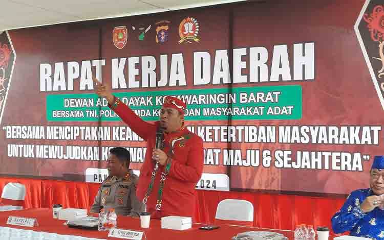 Ketua DAD Kobar Ahmadi Riansyah saat memberikan sambutan dalam Rakerda bersama TNI, Polri dan Pemda Kobar. (FOTO: DANANG)