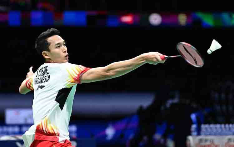Tunggal putra Indonesia Jonatan Christie mengembalikan bola dari pukulan pemain China Li Shi Feng dalam babak final Piala Thomas di Chengdu, China, pada 5 Mei 2024. (AFP/WANG ZHAO)