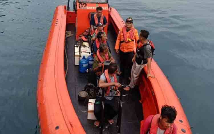 Operasi penyelamatan terhadap tujuh korban yang kapalnya karam akibat diterjang badai di perairan Pulau Pandan, Padang Sumbar, Minggu (5/5/2024). ANTARA/HO-BasarnasPadang.