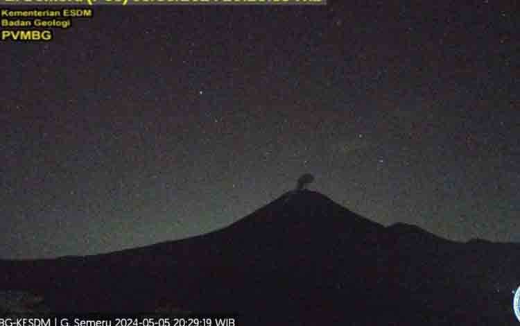 Gunung Semeru Dua Kali Erupsi dengan Letusan Abu hingga 1.000 Meter