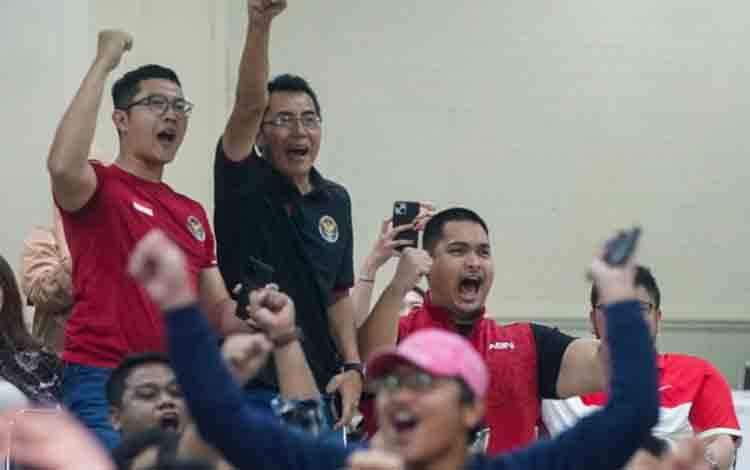 Menpora Dito Ariotedjo (kanan), menonton bareng pertandingan Thomas Cup 2024 di Wisma Kemenpora, Senayan, Jakarta, Minggu (5/5/2024) malam. ANTARA/HO-Kemenpora RI