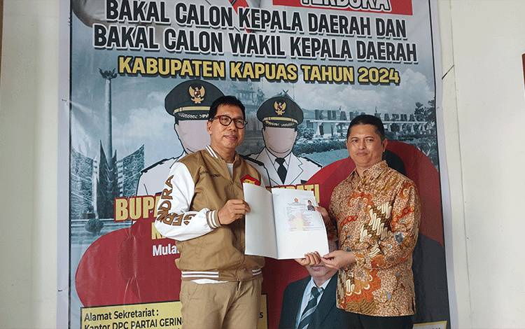 H Rustam (kanan) saat serahkan formulir pendaftaran bakal calon pada Pilkada Kapuas kepada Sekretaris DPC Gerindra Kapuas, Ahmad Effendi, Senin, 6 Mei 2024. (FOTO: DODI)