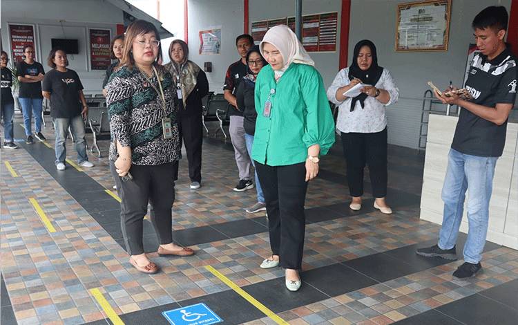 Kabag Program dan Humas Kanwil Kemenkumham Kalteng Diana Soekawati saat melakukan kunjungan ke Lapas Perempuan Kelas IIA Palangka Raya (Foto : Lapas Perempuan Kelas IIA Palangka)